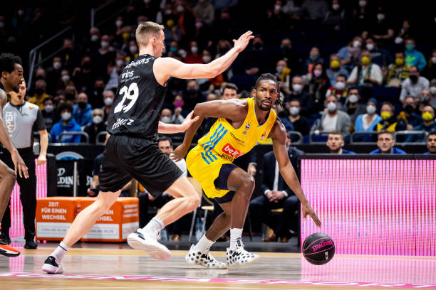 强队时屡屡 强队时屡屡